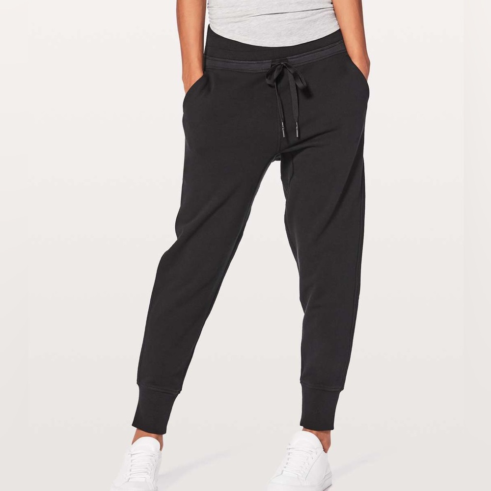 The cutest, Lululemon joggers that are so flattering!!!!!!!!